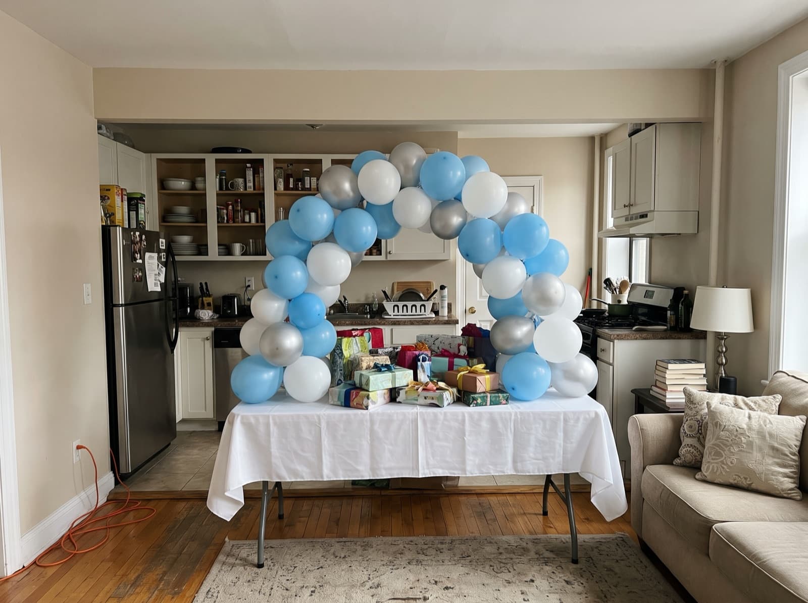Mini tabletop balloon arch over a gift table in an apartment